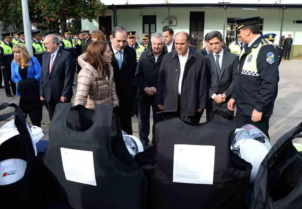 EN LA JEFATURA. Rodríguez entregó elementos a la Policía de Tucumán junto a Alperovich y a Manzur.  prensatucuman.gob.ar