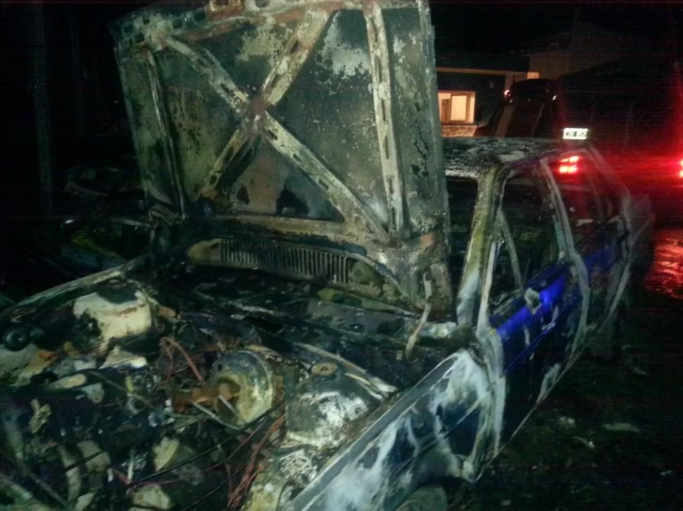 DESTROZOS. Dos vehículos secuestrados y tres autos particulares de policías sufrieron daños durante el ataque. la gaceta / foto de luis duarte