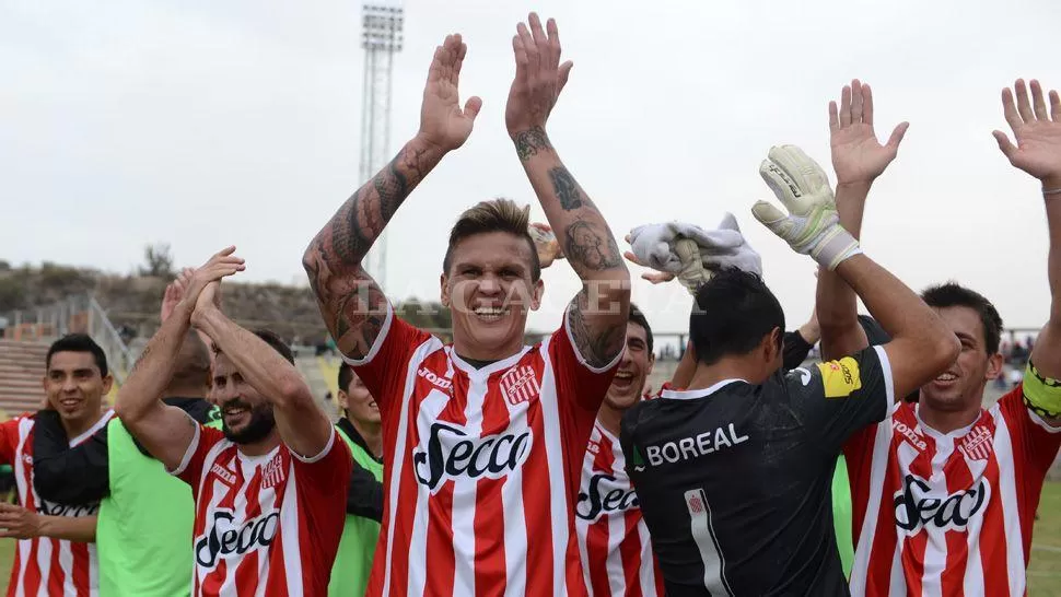 BRAZOS ARRIBA. Los jugadores de San Martín celebran el pase a la siguiente ronda y saludan al público que llegó hasta el estadio Bicentenario de Catamarca. LA GACETA