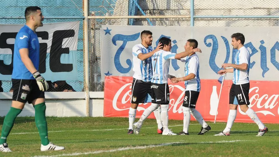 MUCHA CLASE. El Pulguita abrió el marcador con una exquisita definición y celebra su gol junto a Díaz, Molina y Acosta. LA GACETA / HECTOR PERALTA