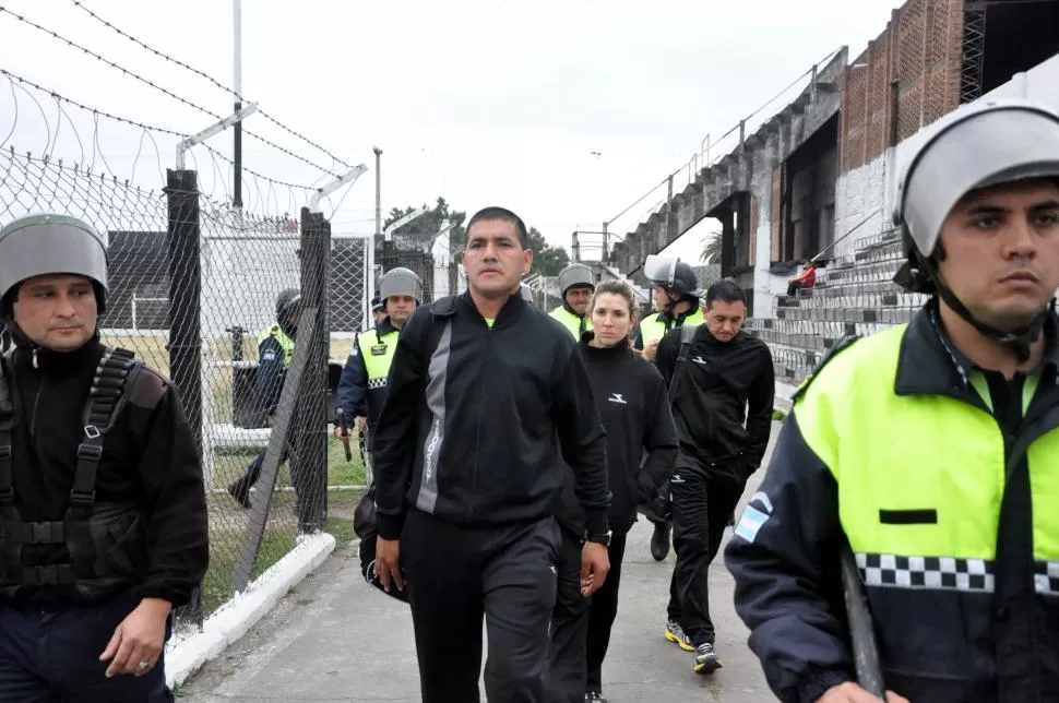 HIZO LO CORRECTO. Pese a los reclamos, el árbitro santiagueño Francisco Acosta no se equivocó en su decisión. Foto de José A Díaz Romero