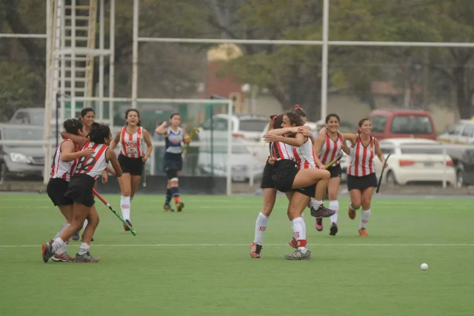 FIGURA. “Luli” Staneff recibe el abrazo de su compañera. la gaceta / foto de inés quinteros orio