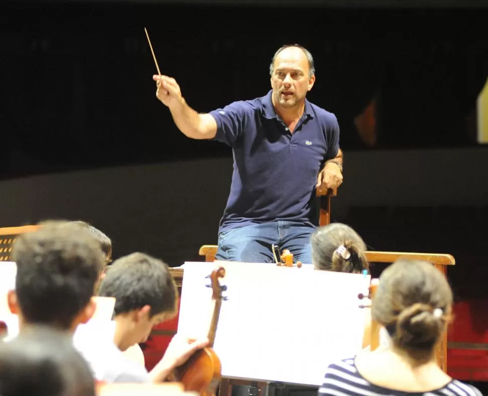 BATUTA EN MANO. El maestro Guersman lleva 25 años conduciendo y formando a los músicos más jóvenes.  LA GACETA / FOTO DE HÉCTOR PERALTA