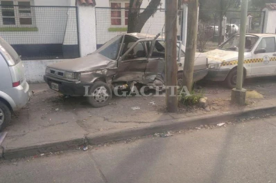 Autos secuestrados dificultan el paso por las veredas de la comisaría 11