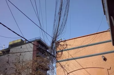 Una maraña de cables genera temor en barrio Sur