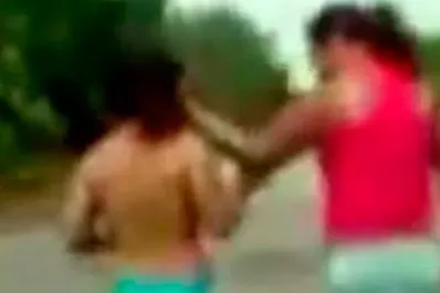 Video: la encontró teniendo relaciones con su marido y la obligó a caminar desnuda por la calle