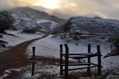 Comenzaron a caer los primeros copos de nieve en Tafí del Valle