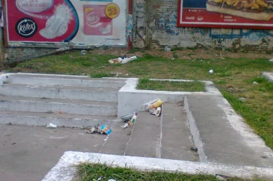 Denuncian el abandono de una plazoleta en Moreno al 100