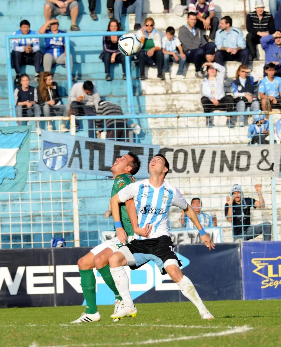 FORCEJEO. Leandro González, de buena faena ayer por el carril zurdo del ataque “decano”, intenta hacerse del balón. la gaceta / foto de héctor peralta