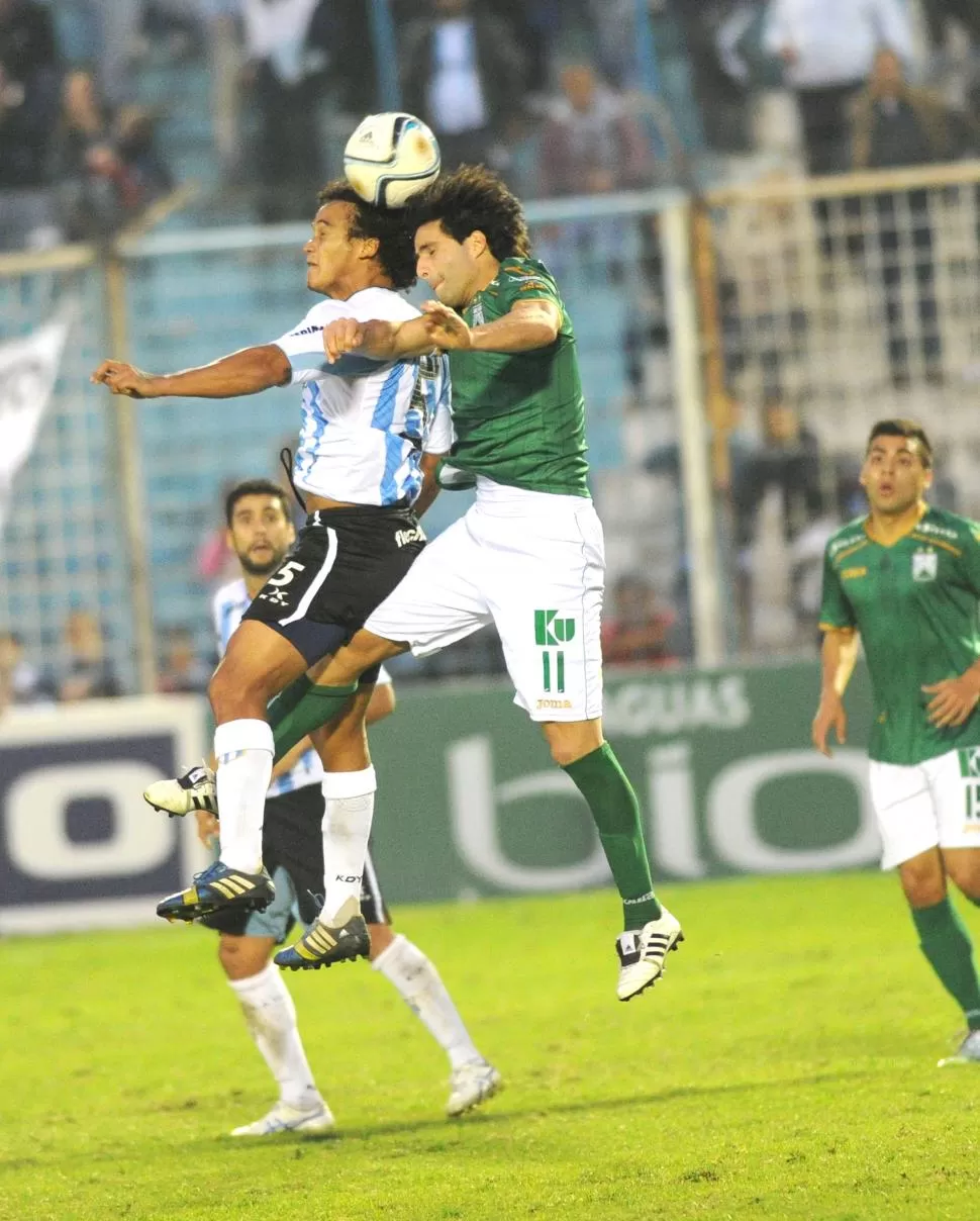 AROMA A CAFÉ. Julio, de buen partido ayer, se adelanta en el salto sobre Alderete, ante la mirada de Cáceres. la gaceta / foto de héctor peralta