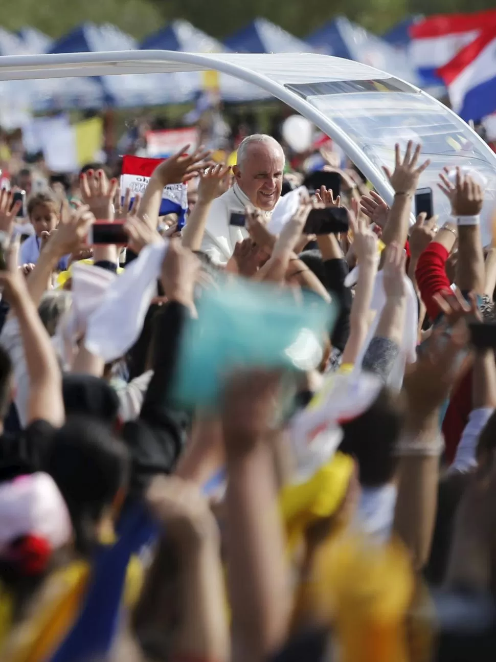 BAÑO DE MULTITUD. Francisco llega a celebrar la misa en Ñu Guasú. reuters