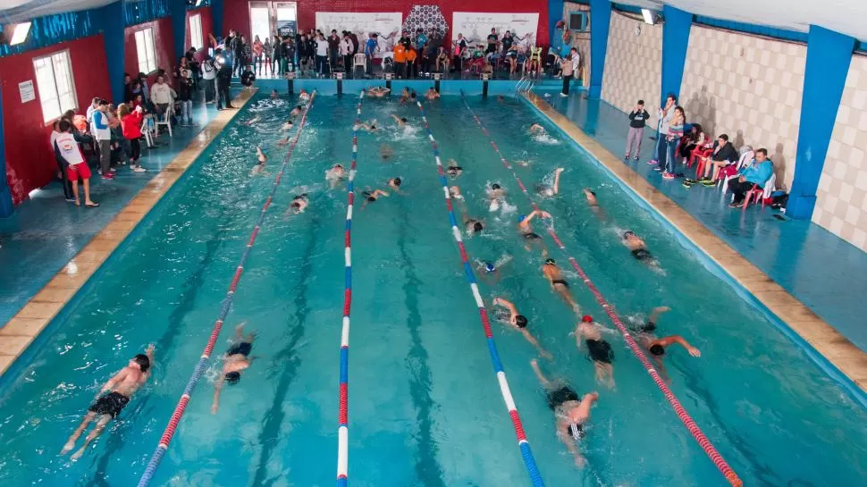 DESAFÍO. Participaron nadadores de diferentes edades y capacidades. FOTO DE Guille Rosemberg 