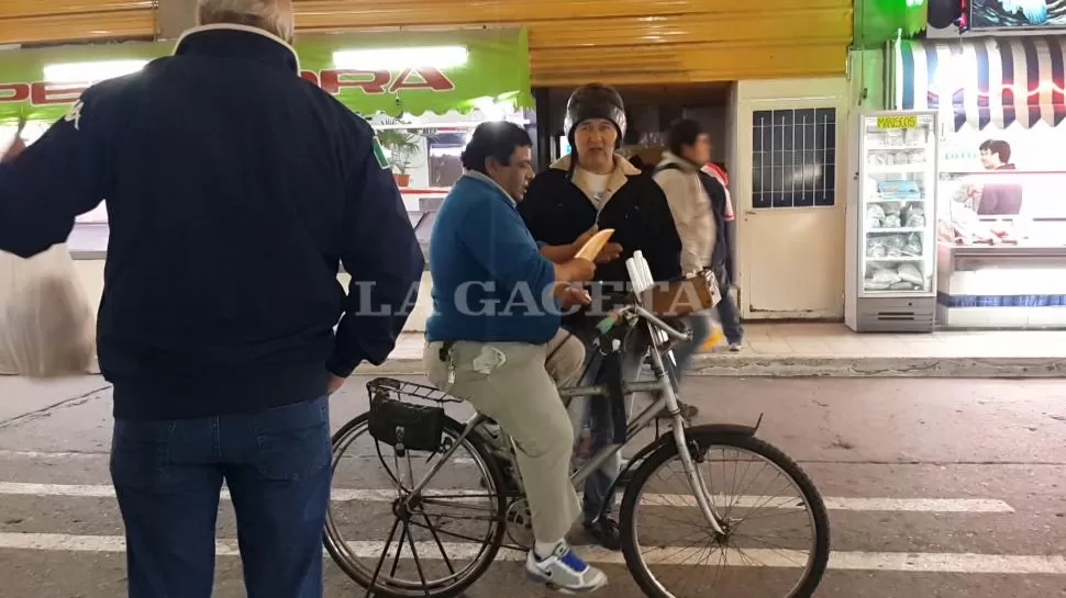 MÁXIMA CONCENTRACIÓN. Daniel Medina pedalea en su bicicleta fija para hacer rodar la piedra y empezar su trabajo. CAPTURA DE VIDEO