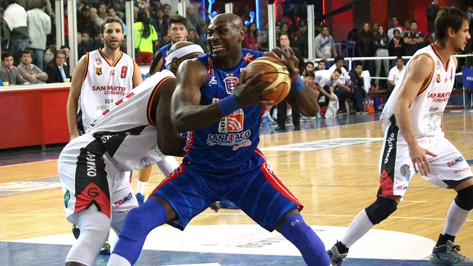 GOBERNÓ LA ZONA INTERIOR. Robert Battle, el mejor en el triunfo santiagueño.
FOTO TOMADA DE Prensa LNB