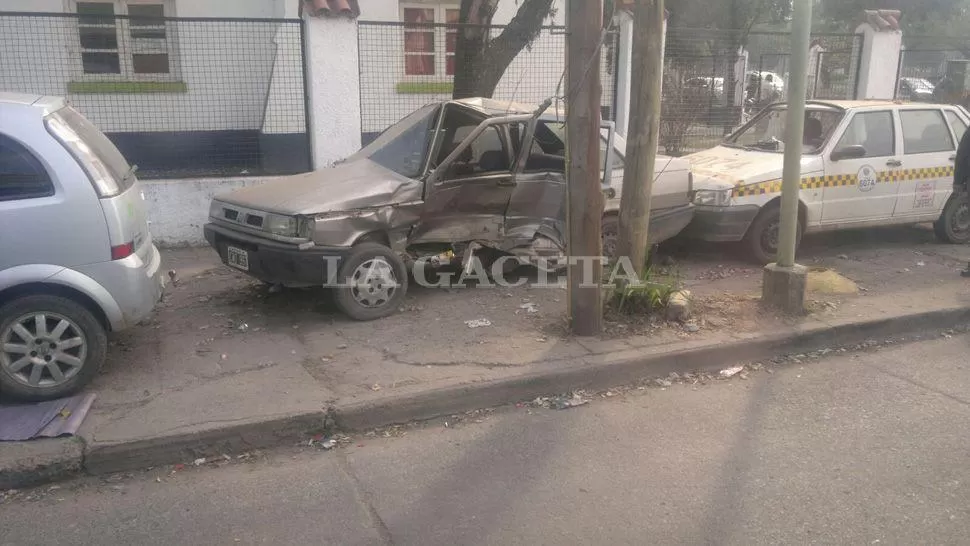 EQUILIBRIO. Los transeúntes deben esquivar los autos para poder continuar con su paso. FOTO ENVIADA POR UN LECTOR