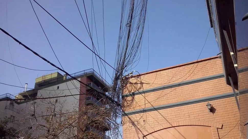 PELIGRO LATENTE. El cúmulo de conexiones es un potencial riesgo para vecinos y transeúntes. FOTO ENVIADA POR UN LECTOR