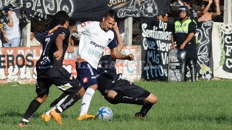 EXPERIENCIA. Balvorín, con 13 goles, junto a Saúl Toloza (15), de Mitre, encabeza la tabla de máximos anotadores del campeonato. ARCHIVO LA GACETA / FOTO DE OSVALDO RIPOLL