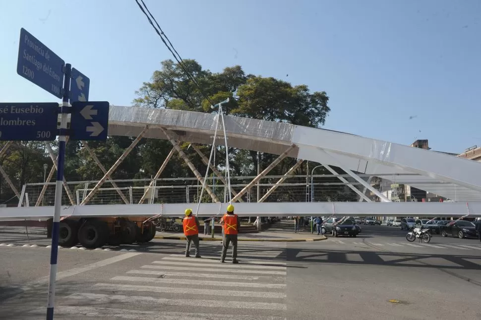 COMPLEJO TRASLADO. La estructura, fotografiada ayer por la mañana en la esquina de Santiago y José Colombres; dos operarios levantaban los cables para evitar que se corten. la gaceta / foto de antonio ferroni