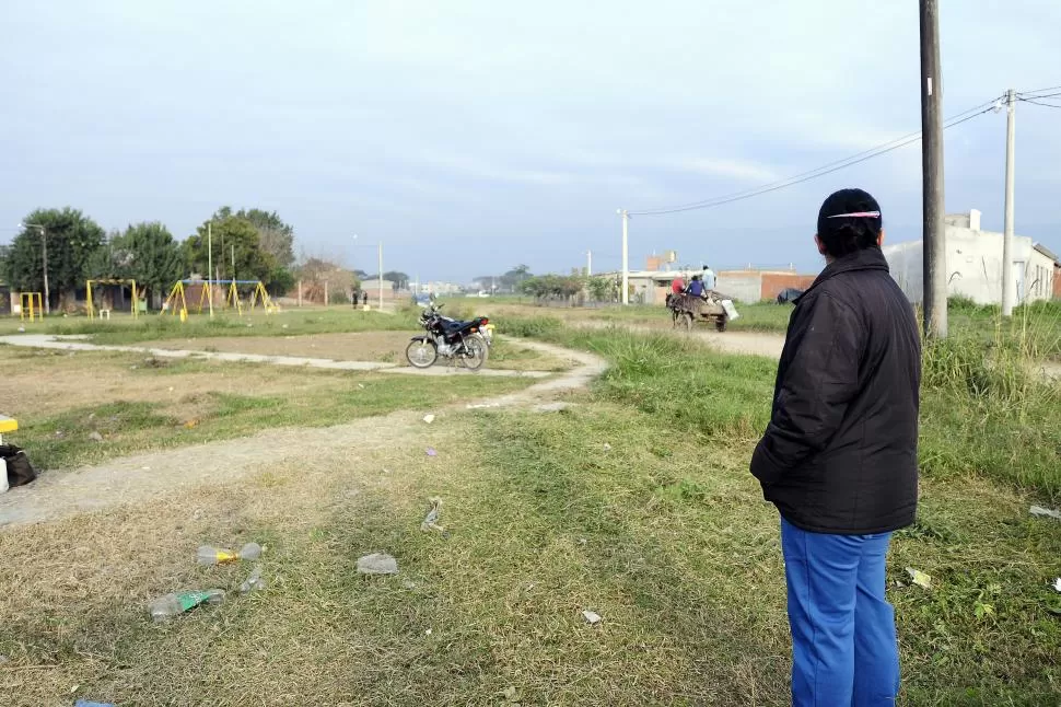 ENTRE LA CALLE Y LA PLAZA. Los vecinos no quieren que el lugar libre que poseen hoy quede ocupado por los dúplex que se están por construir. LA GACETA / FOTO DE ANALÍA JARAMILLO