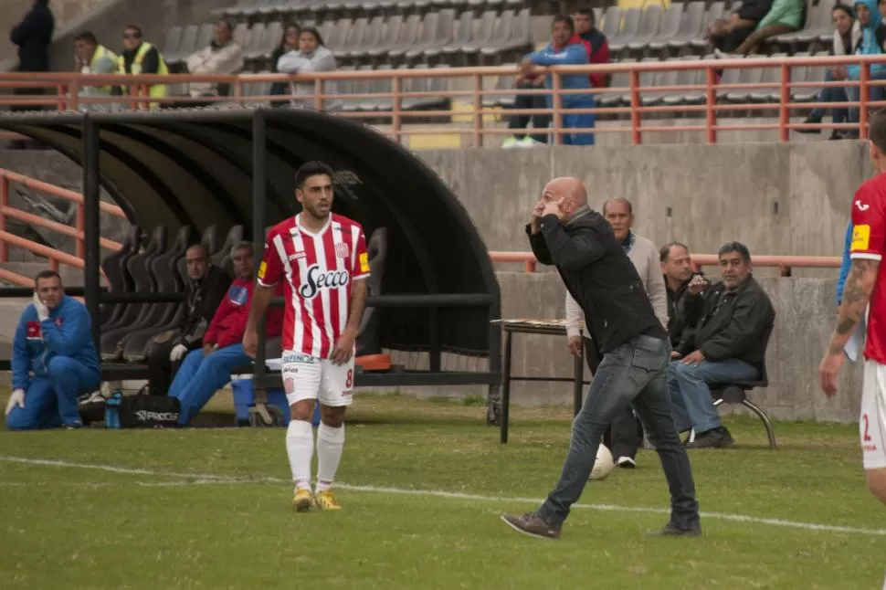 LO ESCUCHÓ TODO EL ESTADIO. Sebastian Pena, que fue expulsado por protestar, realiza indicaciones a sus dirigidos mientras lo miran de manera atónita Carlos Ponce y los colaboradores catamarqueños. foto del diario “el esquiú” de catamarca