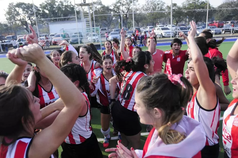 “SOMOS DE LA B... SOMOS DE LA B”. Las jugadoras de San Martín festejaron el campeonato Regional y el ascenso, luego de derrotar en la final a Jockey Club. la gaceta / fotos de analía jaramillo