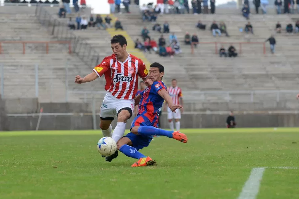 PURA POTENCIA. Iván Agudiak, que acumuló otro partido sin convertir, pelea la pelota con un defensor del equipo anfitrión. foto de mario quiroga (especial para la gaceta)