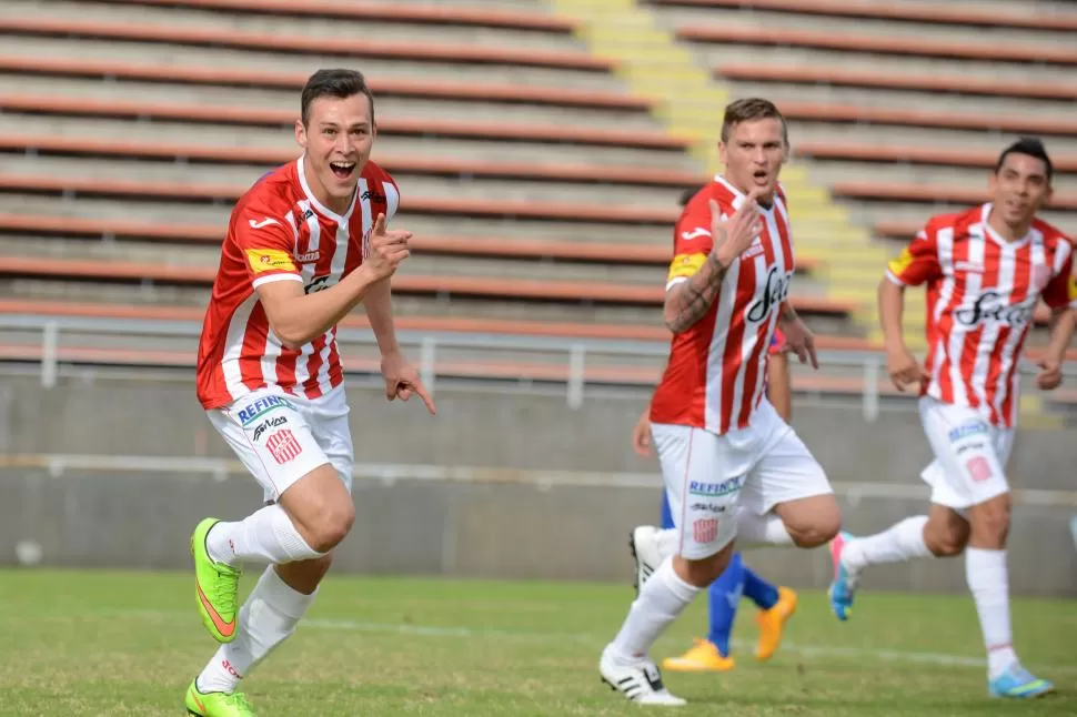 A PURO FESTEJO. Lucas Chacana celebra uno de los tantos que convirtió. César Albornoz Voss se prepara para fundirse en un abrazo con el goleador. FOTO DE MARIO QUIROGA (ESPECIAL PARA LA GACETA)