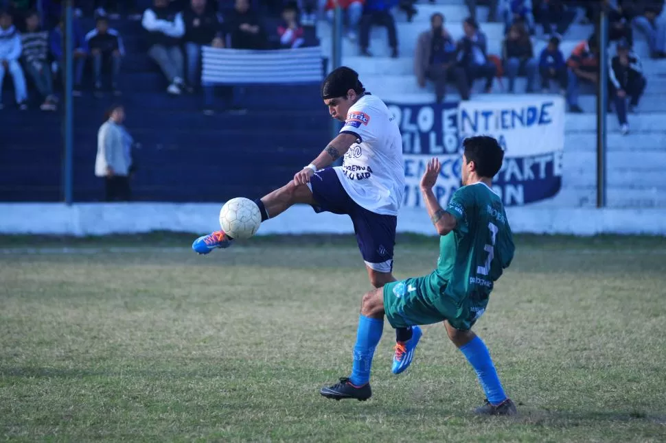 PRIMERO YO. Diego Véliz, de Almirante Brown, despeja la pelota, a pesar del acoso de Juan Aguirre, de Deportivo Aguilares. LA GACETA / FOTO DE DIEGO ARÁOZ