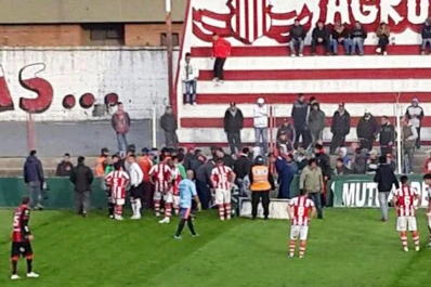 La historia se repite: otro jugador del ascenso chocó su cabeza contra el muro