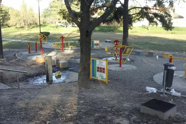 Basura y mobiliario dañado en el parque Guillermina