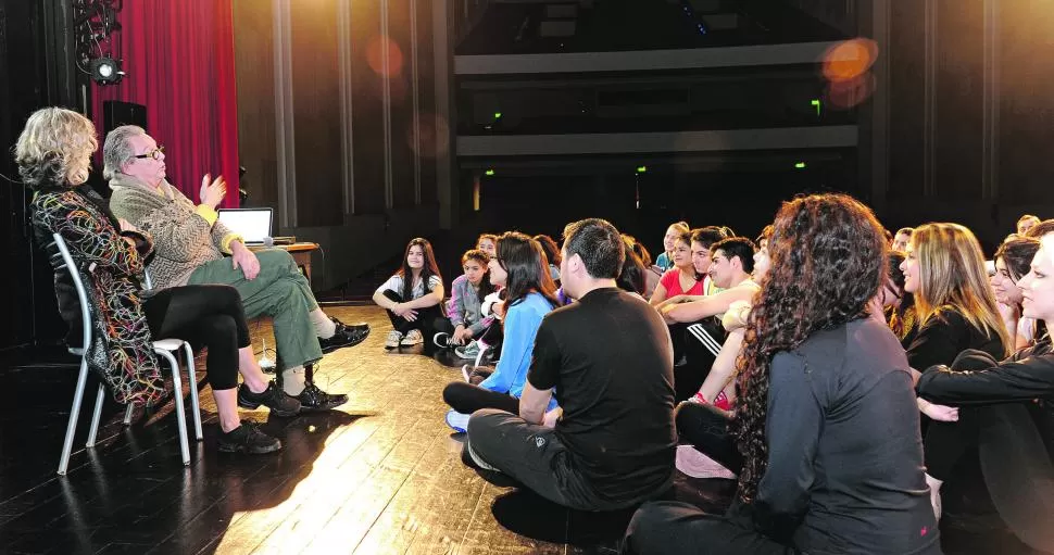 INSPIRADOR. Cibrián Campoy -que el sábado y domingo presentó “El hombre de la Mancha”- charló con los jóvenes, respondió sus preguntas y los hizo reír y pensar con sus consejos. LA GACETA / Foto de Antonio Ferroni.