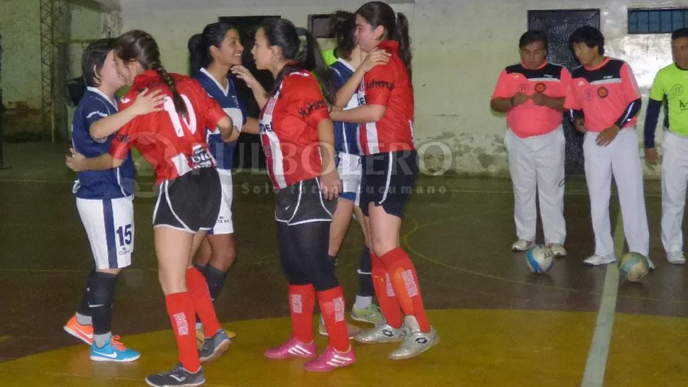 GRAN PARTIDO. Santas y Sagradas  jugaron el mejor duelo de los cuartos de final, que fue para San Martín por 3 a 2. (FOTO DE FULBOLERO)