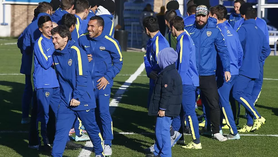 HAY EQUIPO. La llegada de Tevez renovó los ánimos en la práctica del plantel Xeneize. FOTO TOMADA DE TWITTER.COM/BOCAJRSOFICIAL