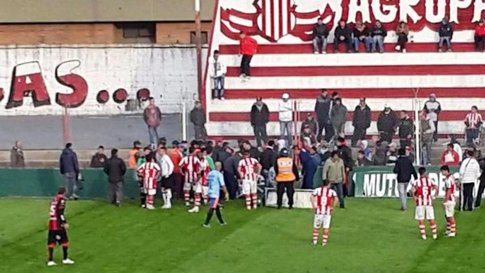 ACCIDENTE. Javier Rossi ya impactó su cabeza contra un muro. 
(FOTO TOMADA DE @vermudeportivo)