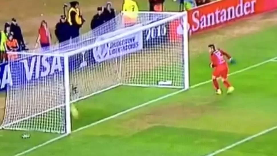 Mirá el golazo de Mora por encima del arquero