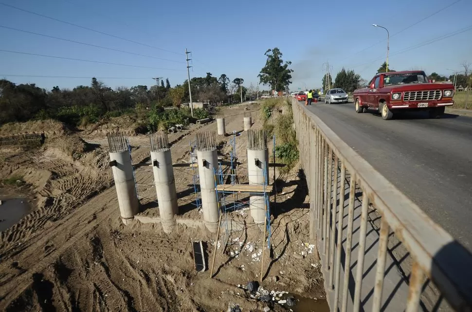 EN AGUILARES. La obra del nuevo puente, a metros del actual viaducto.  LA GACETA / FOTO DE OSVALDO RIPOLL