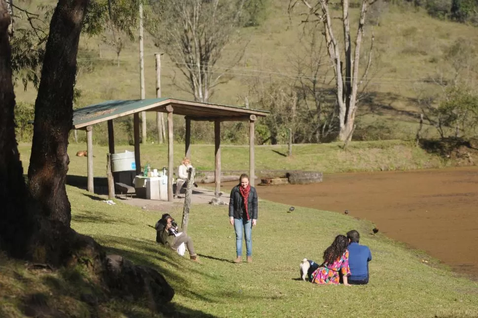 BELLEZA ÚNICA. Las familias pueden distenderse y sacar fotos mientras disfrutan de los patos que rodean la laguna escondida en el corazón del cerro. LA GACETA / FOTO DE INES QUINTEROS ORIO