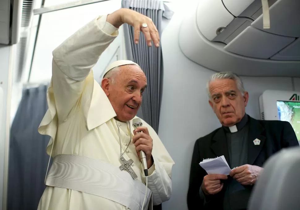 EN EL AVIÓN. Francisco responde las preguntas que le formulan periodistas. REUTERS