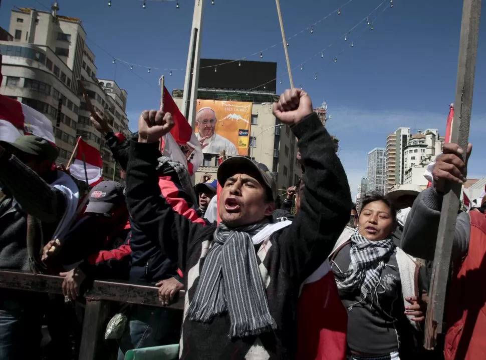 INTENSA PROTESTA. Los manifestantes fueron endureciendo su postura con los días y ayer impidieron que la gente entre o salga de la ciudad por cualquier vía. REUTERS