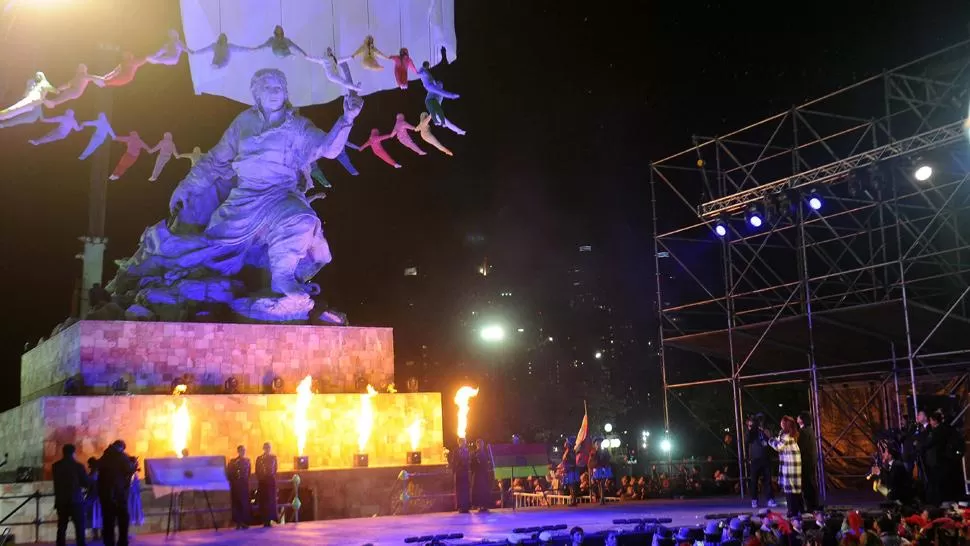 IMPONENTE. Cristina y Evo contemplan el monumento a Azurduy. TÉLAM