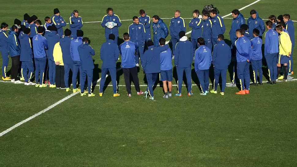 DEFIENDE LA PUNTA. El plantel de Boca con el técnico Arruabarrena, que confirmó el equipo para enfrentar a Quilmes.
FOTO DE ARCHIVO