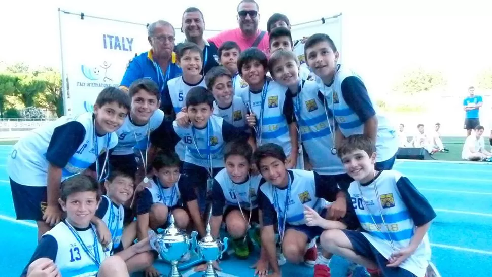 SENSACIÓN. El equipo 1 del CEF 18, categoría 2004, terminó invicto en su grupo con 16 goles a favor y solo dos en contra.
FOTO GENTILEZA Cacho Murillo