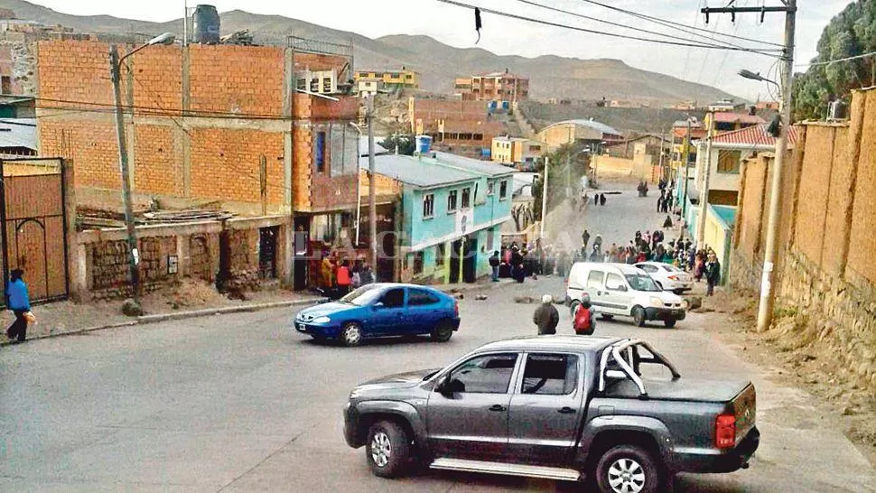 CARRERA DE OBSTÁCULOS. Ante cada esperanza de salida, los turistas argentinos se topan con un piquete. FOTO ENVIADA LA GACETA EN WHATSAPP