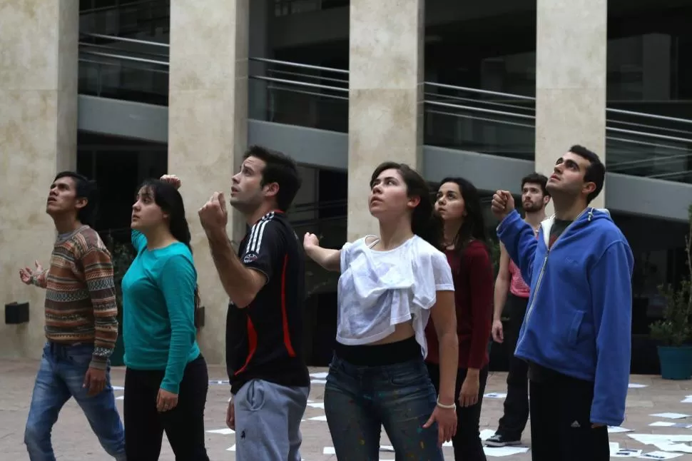 PREPARADOS. Los protagonistas ensayan en el patio de la Casa Remis. foto de Gabriel Lemme