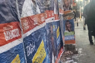 Veredas sucias por la pegatina de carteles electorales