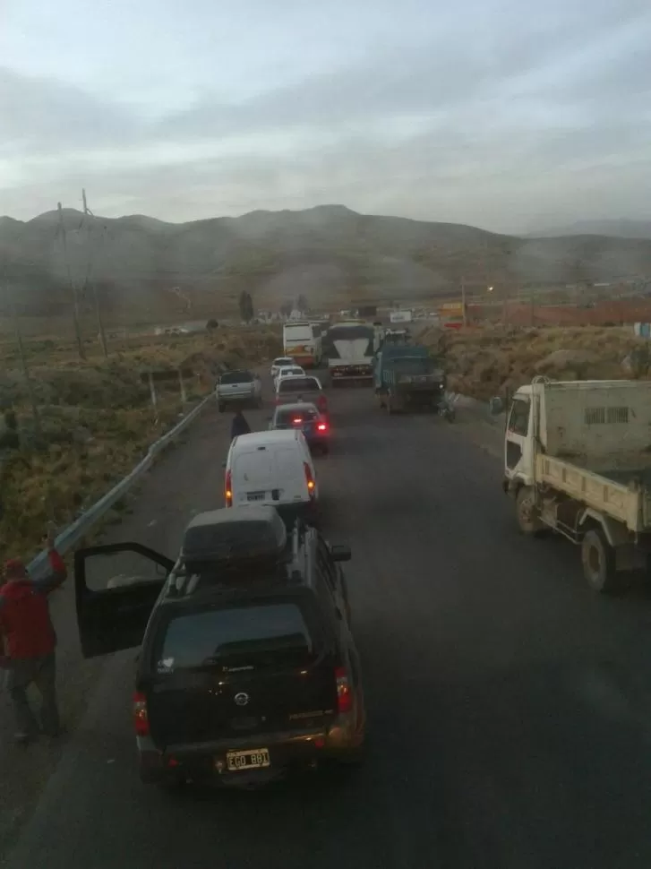 EN VANO. Una imagen enviada por whatsapp muestra cómo la caravana argentina buscaba salidas, sin suerte. foto enviada a la gaceta en whatsapp