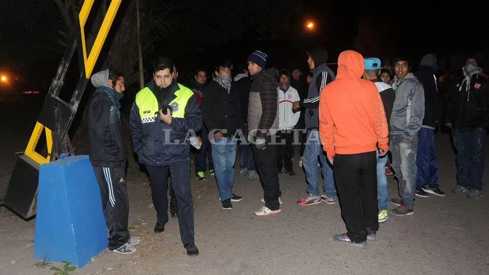 EN EL INGRESO. Los miliantes bloquearon el acceso a Canal 10 y reclamaron un debate plural. LA GACETA / FOTO DE ANTONIO FERRONI