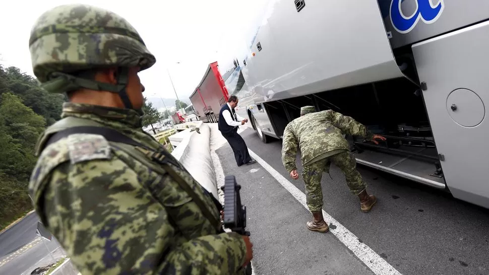 POR TODOS LADOS. Uniformados requisan un colectivo en búsqueda de pistas del narco más peligroso del planeta. ARCHIVO