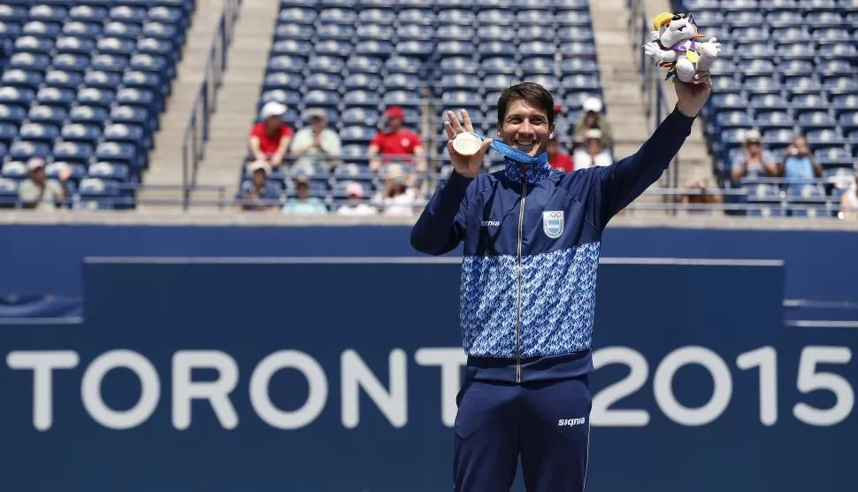 EL METAL MÁS BRILLANTE. No puede tener otra cara de felicidad: Bagnis sonríe con la presea de oro que ganó en singles.  reuters