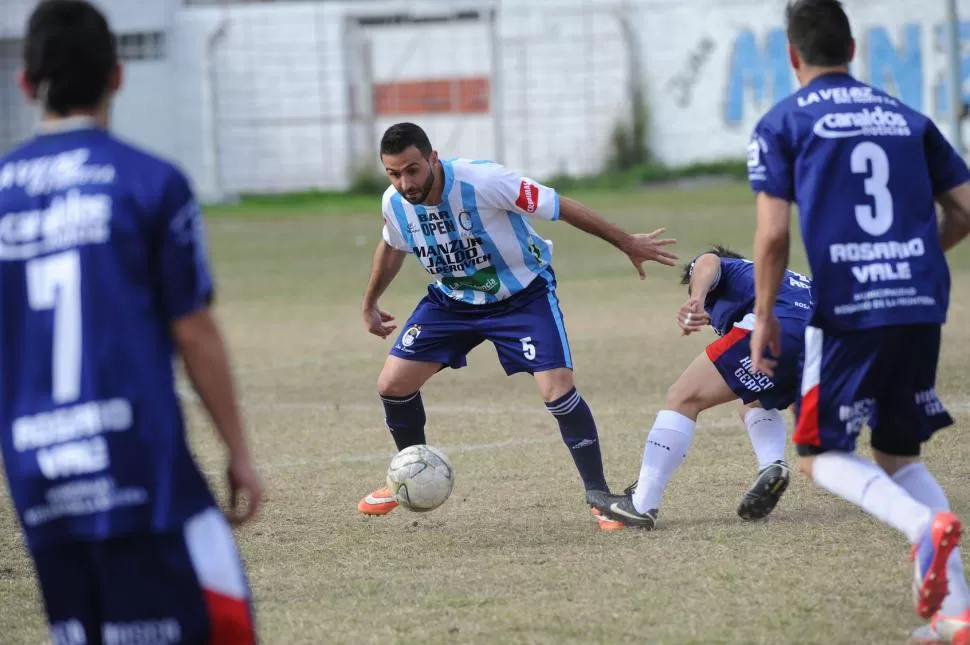 SIN CLARIDAD. García, de los “leones”, intenta dominar la pelota. la gaceta / foto de héctor peralta